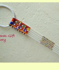 Collier mi-long avec perles africaines multicolores sur blanc