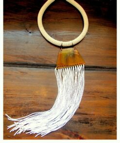 Collier mi-long en corne blanche et perles
