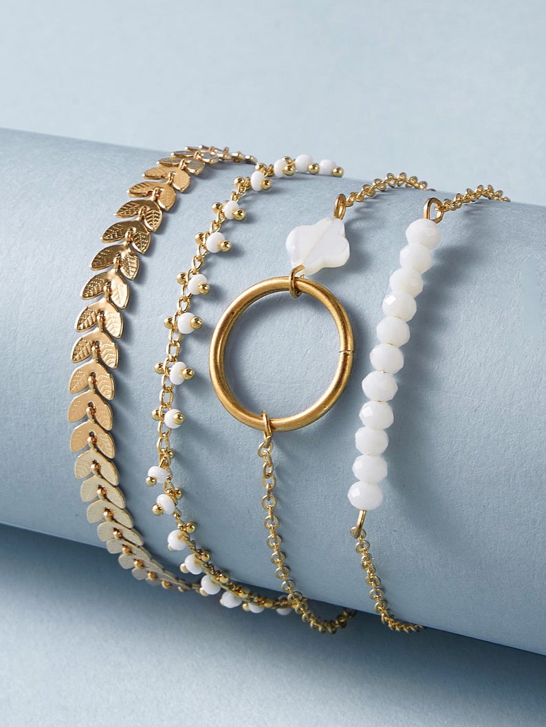 Ensemble de 4 bracelets d'été or avec petites perles blanches, trefle et  feuilles, fait dans notre atelier parisien 