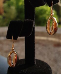 Boucles d'oreille en cauris couleur or